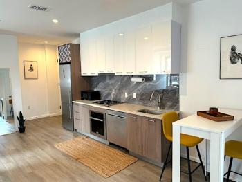 Huge Modern 2 bedroom in Little Italy, New York (photo 4)