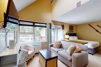 Mountain Loft Magic: Pool, Hot Tub, Tennis, Blue Mountains (photo 2)