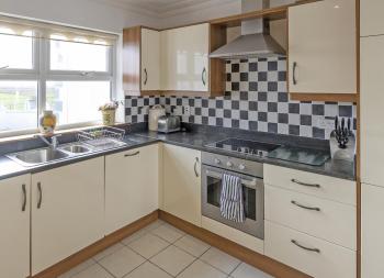 Matthews Cottage Doonbeg sleeps 6 by Trident Holiday Homes, Дунбег (фото 5)