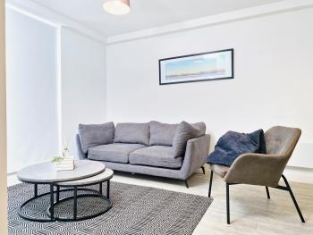 Luxury 2-Bed Apartment in Salford Quays 10 min to Manchester & MediaCity, Manchester (photo 2)