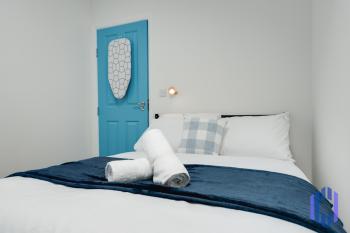 Santorini Blues by CEFAS - Free Parking - Bungalow - Near Airport, Manchester (fotografie 4)