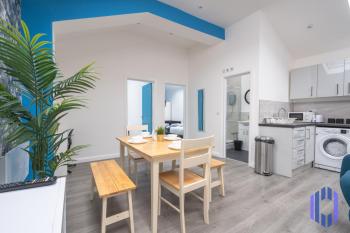 Santorini Blues by CEFAS - Free Parking - Bungalow - Near Airport, Manchester (fotografie 2)