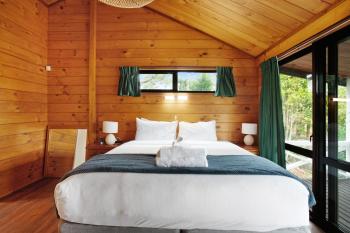 Greenhithe Hidden Gem with Sea Views and Parking, Auckland (photo 2)