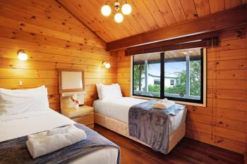 Greenhithe Hidden Gem with Sea Views and Parking, Auckland (photo 4)