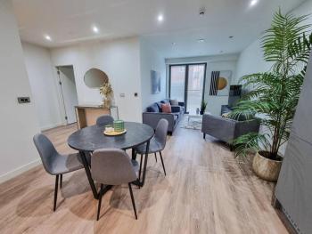 Stunning 4-bedroom Townhouse with Free Parking, Манчестер (фото 2)