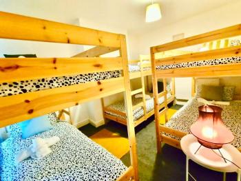 Liverpool 4 Bed Home Sleeps 18 Free Parking, Liverpool (photo 2)