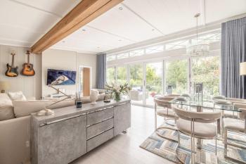 Luxury Lodge with Hot Tub in Windsor Marina - By Tempstay, Windsor (photo 3)