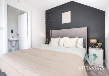 4BDR House By Vista Stays Short Lets & Serviced Accommodation Birmingham With Pool Table, PS4 & Free Parking, Birmingham (photo 4)