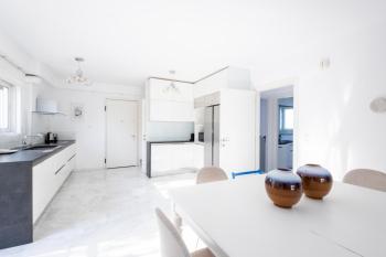 Elegant Coastal Haven Fully Renovated 3-Bedroom Apartment, Athens (photo 2)