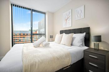 Stylish Two Bedroom Apartment - City Centre - Netflix - Wifi - Top Rated - JQ 8AH, Birmingham (photo 2)