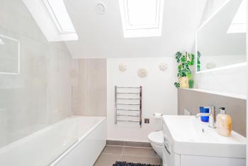 Superb Top Floor 1-Bedroom Flat With Charming Two Balconies, London (photo 4)