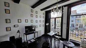 JoyJoyJoy the Black Beauty ecolicious studio in a canal house with French balcony with view on the canals, Амстердам (фото 4)
