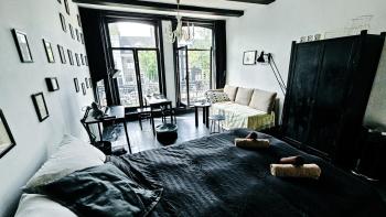 JoyJoyJoy the Black Beauty ecolicious studio in a canal house with French balcony with view on the canals, Амстердам (фото 2)