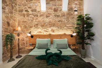 Traditional Apartment with Maltese Internal Court Yard - Designed with Traditional Stone and Tiling, Valletta (photo 4)