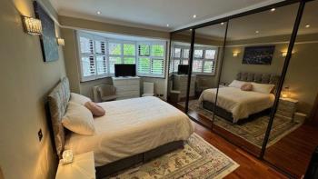 Cosy double room with a separate shower room, or upgrade to a deluxe double room with en-suite facilities with just a 2 minute walk to Train station, Londyn (zdjęcie 3)