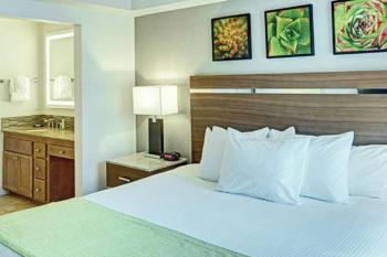 Beautiful Hotel in Desert Rose Resort - 2BD Sleeps, Las Vegas (photo 4)