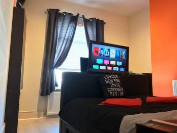 King TV-Bed En-suite MediaCity, MUFC, Salford, Манчестер (фото 2)