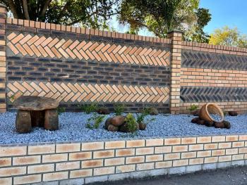 House - Sleeps 10 - Pool - Parking - Patio, Bulawayo (photo 2)