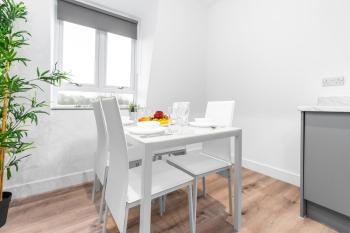 Two Bedroom Apartment - Balcony - Parking - Netflix - Wifi - 8MC, Birmingham (Foto 4)