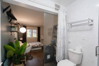 Spacious Room with Ensuite Bathroom near Subway, Koreatown & UofT, Toronto (foto 5)