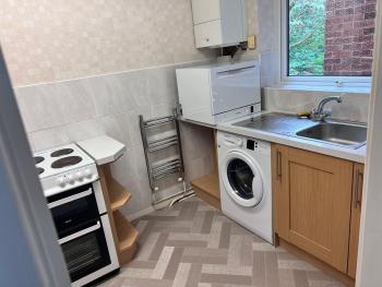 Spacious 2 bed apartment - Free parking, Liverpool (photo 2)