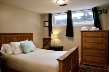 Cozy, 4 Bedroom Chalet, 10 min walk to Village, Blue Mountains (photo 3)