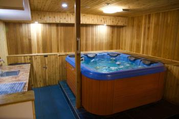 Cozy, 4 Bedroom Chalet, 10 min walk to Village, Blue Mountains (photo 4)
