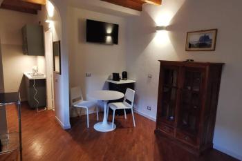 Bilocale in corte ristrutturata, Angera (foto 3)
