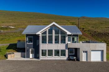LL Properties - Villa With a Hot tub & Scenic View, Akureyri (foto 3)