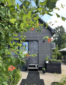 Amazing little house on an island with garden, Riga (foto 2)