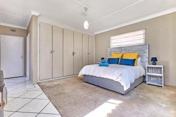 Tranquil, large 1 bedroom garden cottage, 12 mins from OR Tambo International with backup water, Germiston (photo 3)