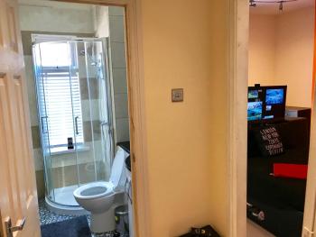 King TV-Bed En-suite MediaCity, MUFC, Salford, Манчестер (фото 3)
