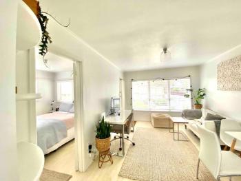 Own sunny quiet haven, own 1 bedroom house & garden with car park, central to Airport, CBD & Sylvia Park Mall, Окленд (фото 2)