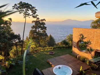 Hilltop Enchanting Villa with Stunning Views & Jacuzzi, Medellín (Foto 4)