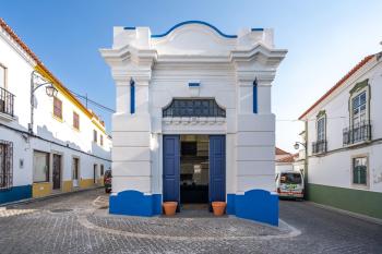 Host Wise - Elegant Loft with Historic Charm & Terrace, Portel (photo 5)