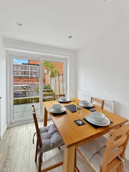 Amaya Three - Newly Renovated - Sleeps 6 - Grantham - Garden & Driveway, Grantham (foto 2)