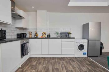 NEW! 3 Beds Apt - Family & Work Stays - FREE Parking, Leeds (Foto 4)