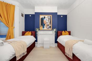 5 Bed Town-house by Harlington, London (photo 2)