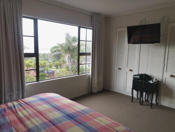 Master Bed with Seaview, Auckland (photo 5)