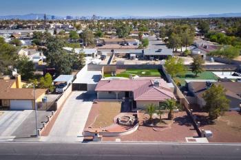 6 BR Oasis with Pool, Pickle Ball, Golf & More!, Las Vegas (photo 4)