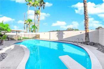 Getaway Villa w Pool in Vegas 10 Mins to Strip, Las Vegas (photo 5)