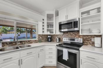 Spacious 4BR plus Den with Pool, Jacuzzi, BBQ, Near Strip, Las Vegas (foto 4)
