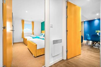 Top Floor City Centre Apartment - Sleeps 7 - 4 Beds - with Balcony and Parking - Smart TV's on each Bedroom Wall - 5 mins from Bullring, Selfridges, Moor Street Station - By Zena Stays, Birmingham (fotografie 3)