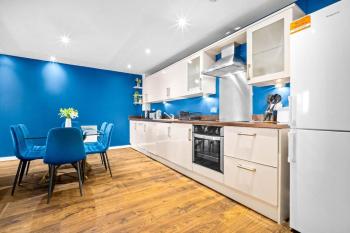 Top Floor City Centre Apartment - Sleeps 7 - 4 Beds - with Balcony and Parking - Smart TV's on each Bedroom Wall - 5 mins from Bullring, Selfridges, Moor Street Station - By Zena Stays, Birmingham (fotografie 4)