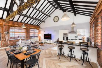 High End Luxury Townhouse in JQ, 4 Bedrooms, Flat screen TV in all rooms, Free Parking, Near Birmingham City Centre DEPOSIT REQUIRED, Birmingham (zdjęcie 2)