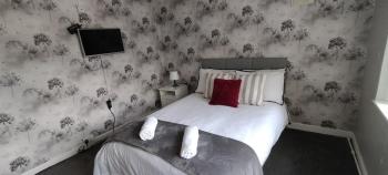 Brackenfield House in Great Barr, Birmingham near Alexander Stadium and near the M6, with free WiFi and free parking and easy access to Walsall, West Bromwich, Aston Villa Football Ground, Star City and Birmingham City Centre, Бирмингем (фото 3)