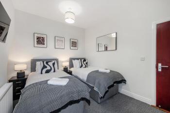 Anfield Cosy Stays - Close to Stadium - Sleeps 14, Liverpool (foto 5)