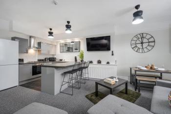 Anfield Cosy Stays - Close to Stadium - Sleeps 14, Liverpool (foto 4)