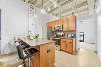 108- The Cozy Comfy Spacious Loft Wi-Fi Parking Cafe, Cleveland (zdjęcie 4)