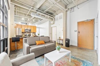 108- The Cozy Comfy Spacious Loft Wi-Fi Parking Cafe, Cleveland (zdjęcie 2)